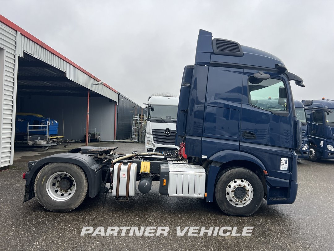 frontLeft : Mercedes Actros 1848 Tractor