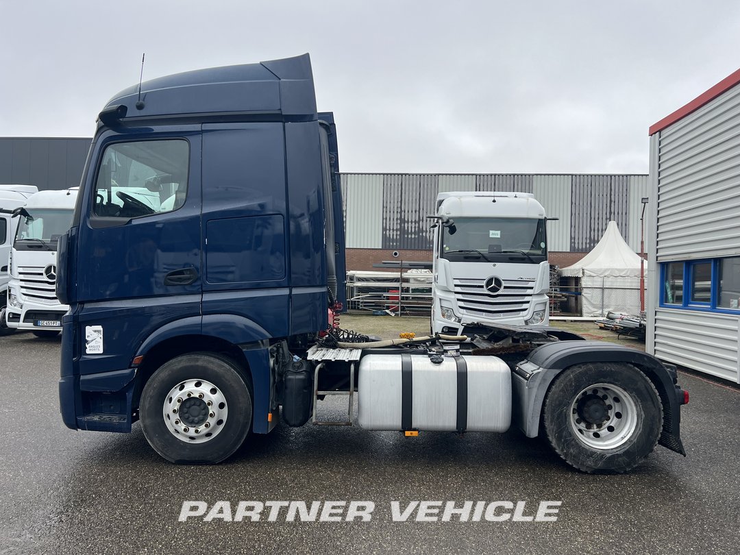 frontLeft : Mercedes Actros 1848 Tractor