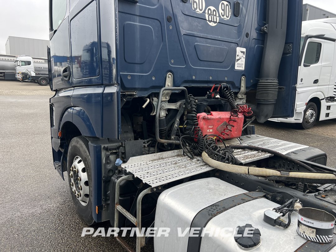 frontLeft : Mercedes Actros 1848 Tractor