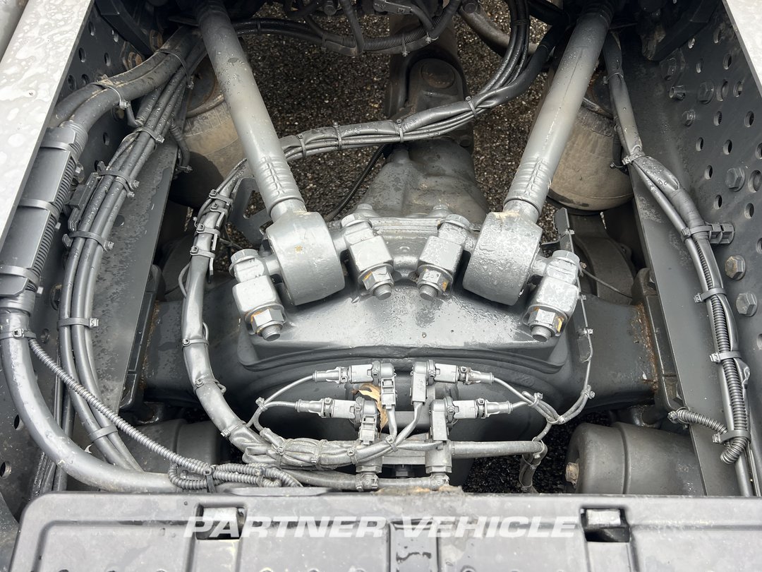frontLeft : Mercedes Actros 1848 Tractor