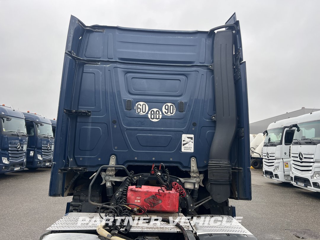 frontLeft : Mercedes Actros 1848 Tractor