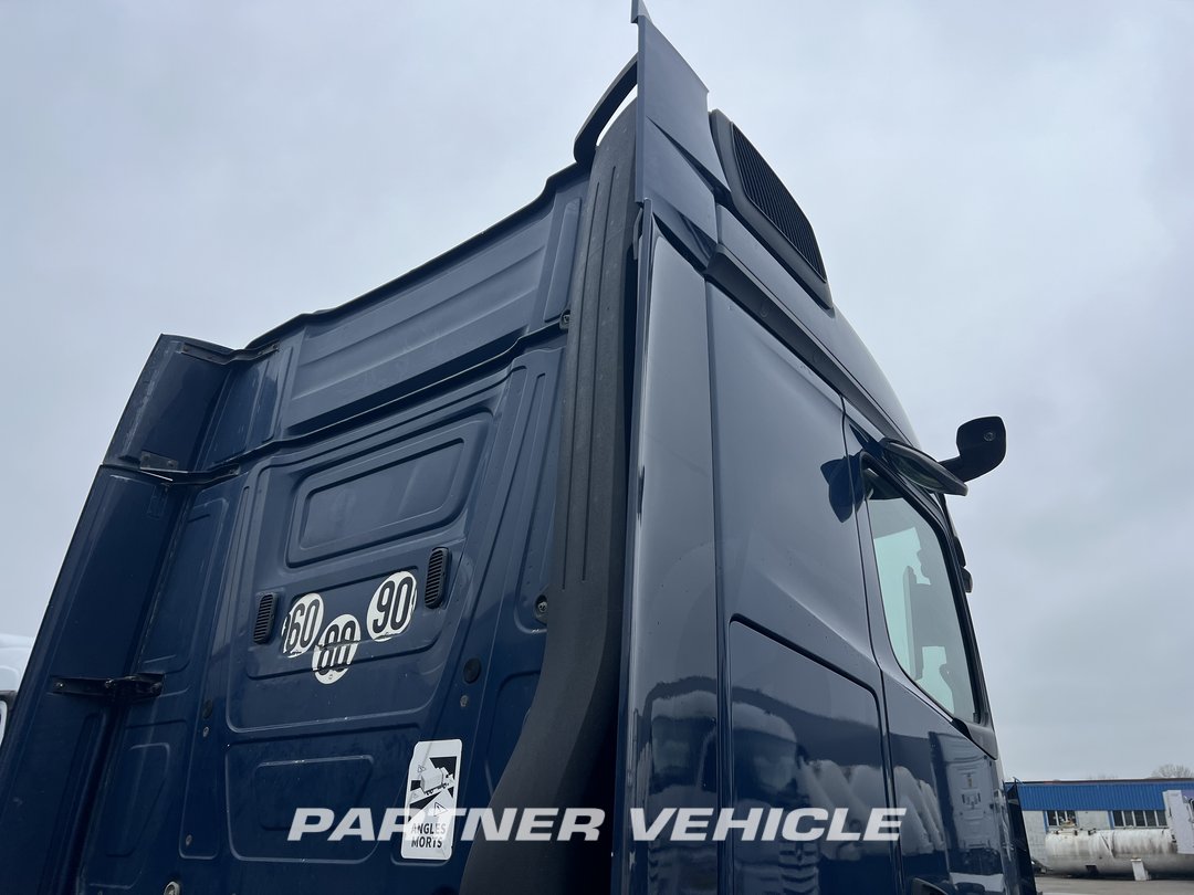 frontLeft : Mercedes Actros 1848 Tractor