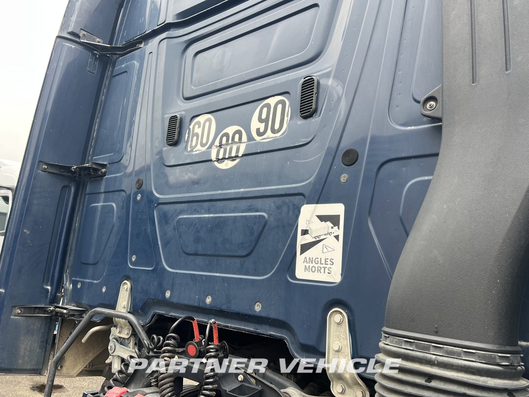 frontLeft : Mercedes Actros 1848 Tractor