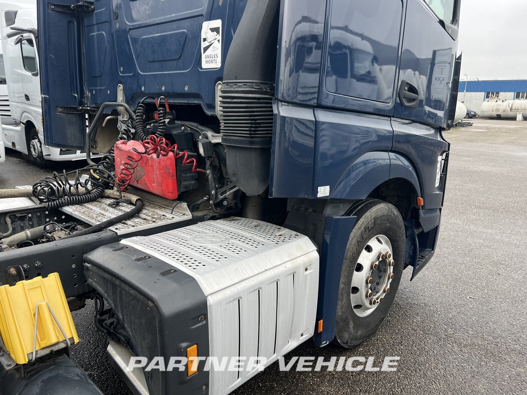 frontLeft : Mercedes Actros 1848 Tractor