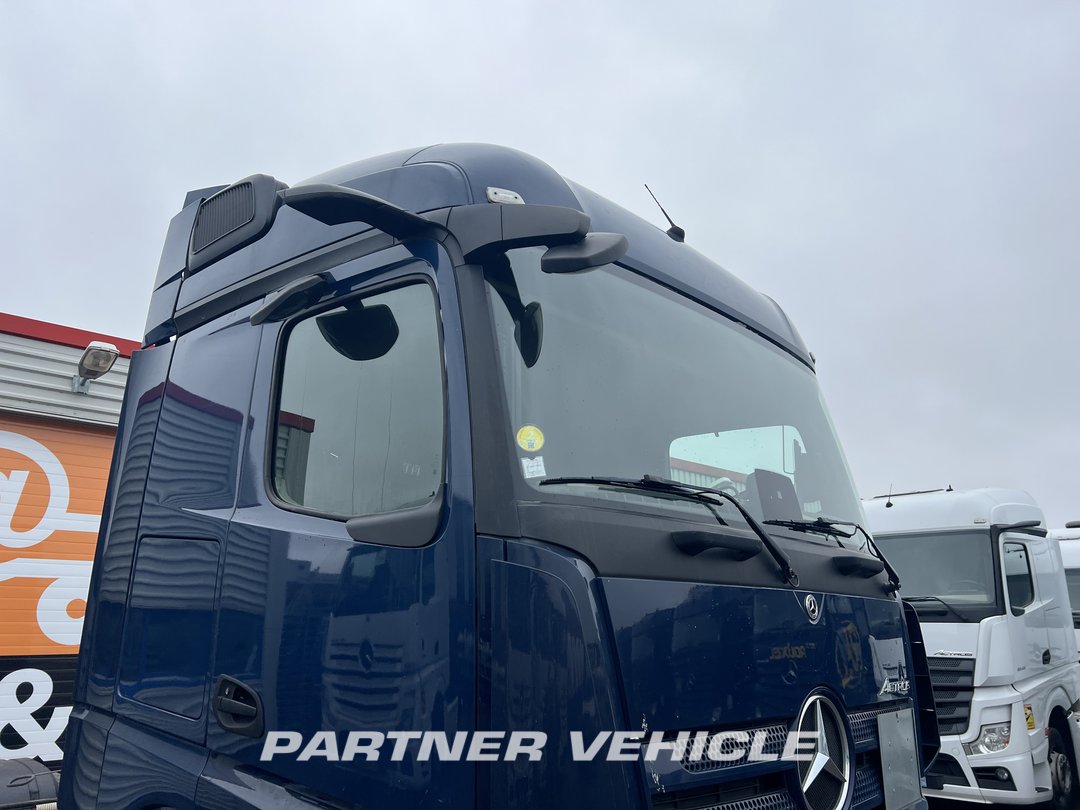 frontLeft : Mercedes Actros 1848 Tractor