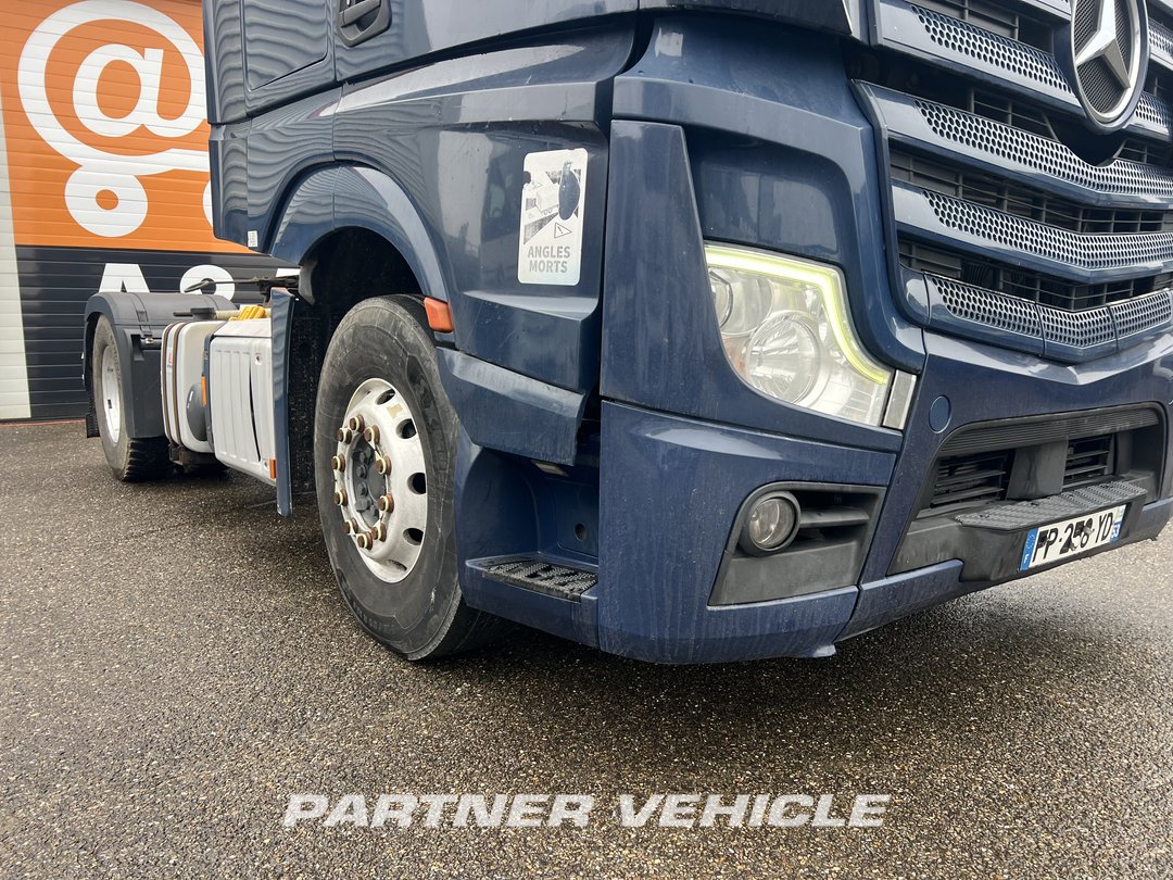 frontLeft : Mercedes Actros 1848 Tractor