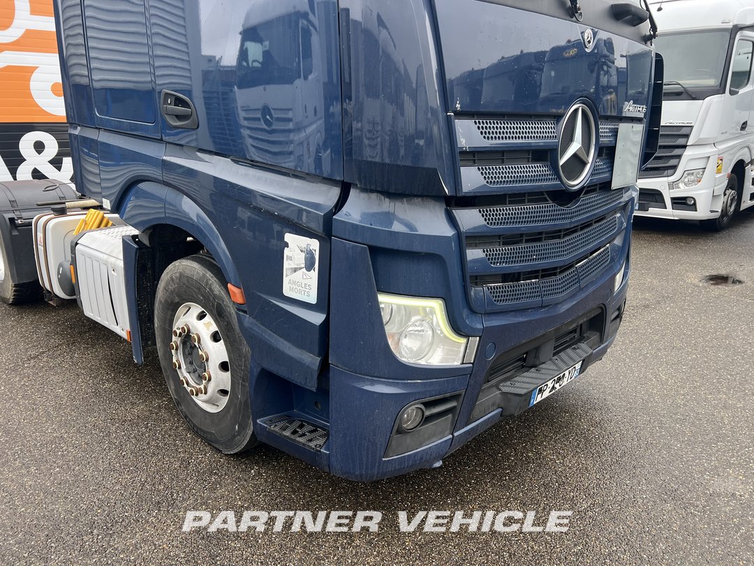 frontLeft : Mercedes Actros 1848 Tractor