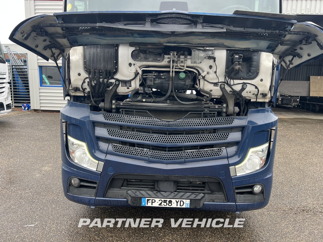 frontLeft : Mercedes Actros 1848 Tractor