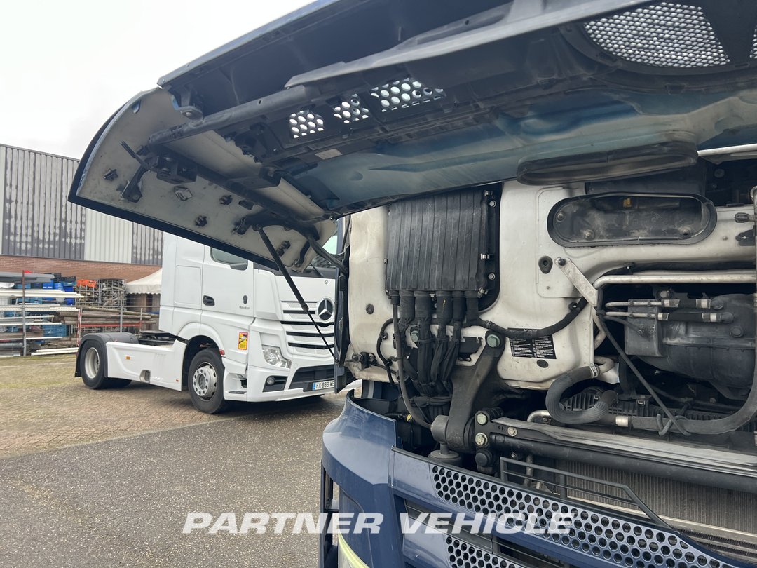 frontLeft : Mercedes Actros 1848 Tractor