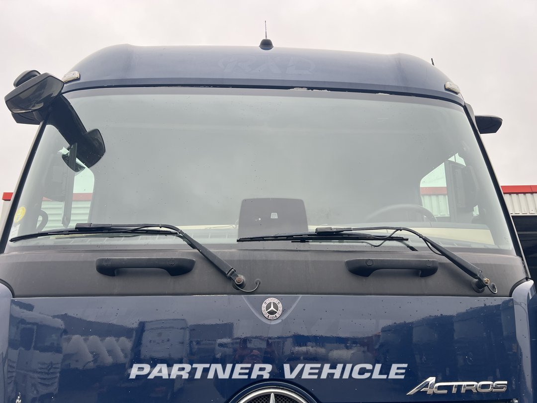 frontLeft : Mercedes Actros 1848 Tractor