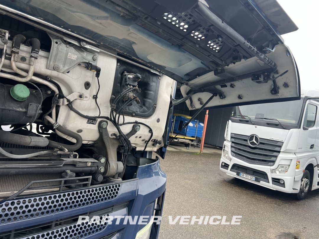 frontLeft : Mercedes Actros 1848 Tractor