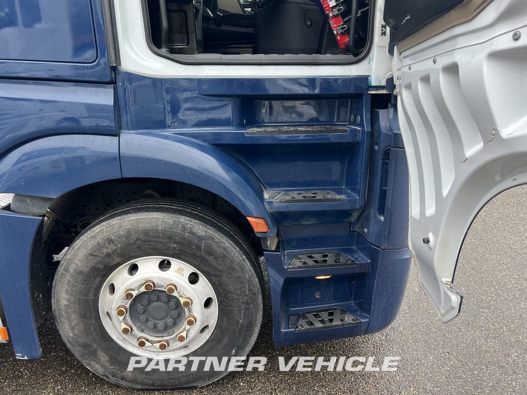 frontLeft : Mercedes Actros 1848 Tractor