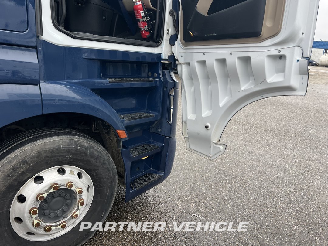 frontLeft : Mercedes Actros 1848 Tractor