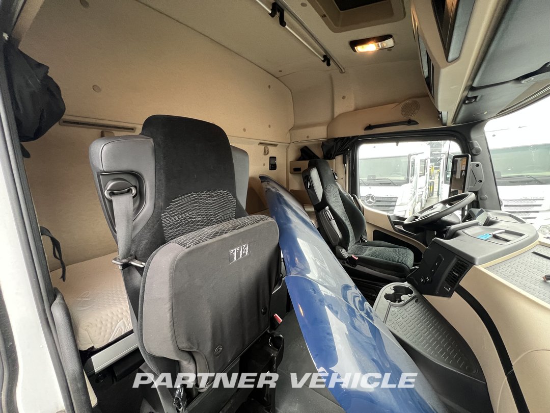 frontLeft : Mercedes Actros 1848 Tractor