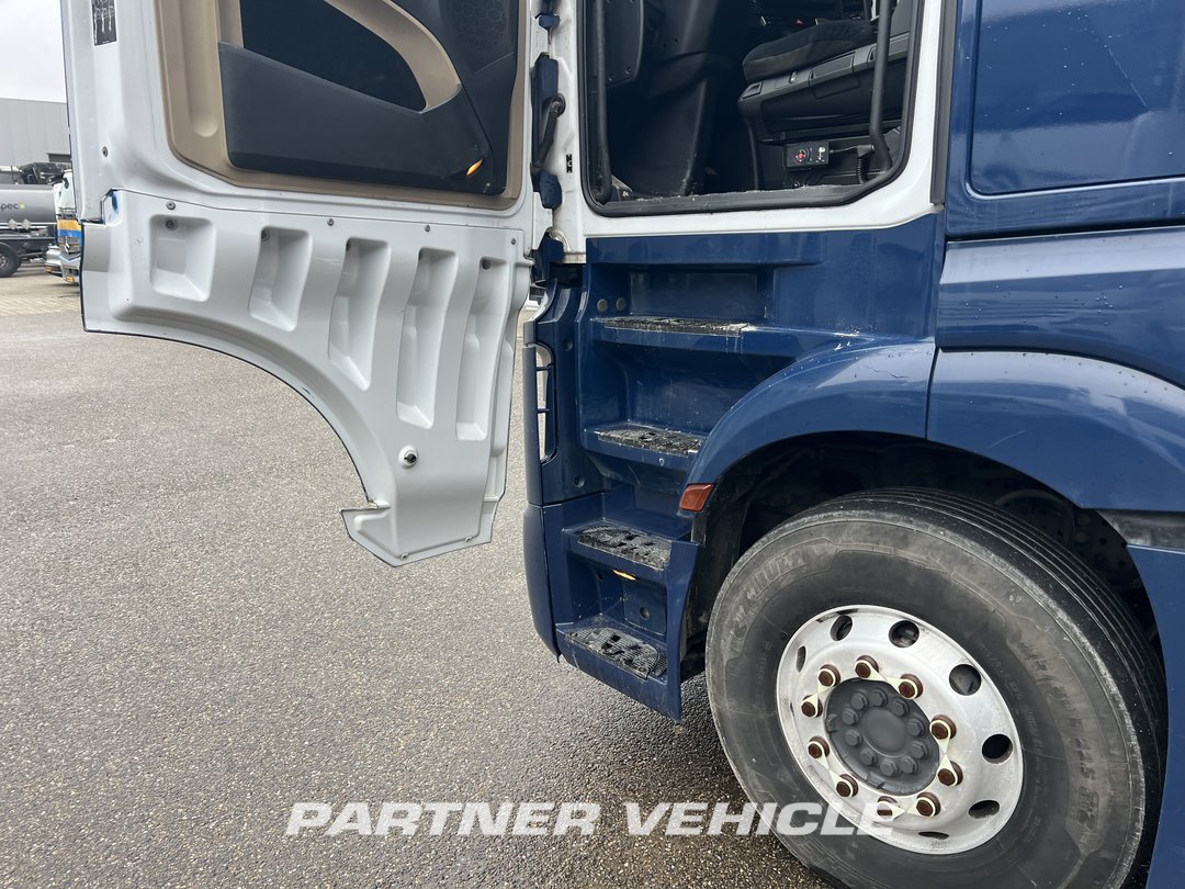 frontLeft : Mercedes Actros 1848 Tractor