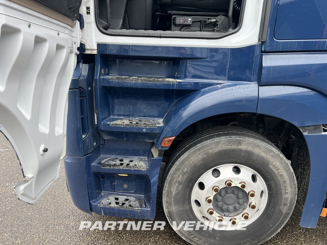 frontLeft : Mercedes Actros 1848 Tractor