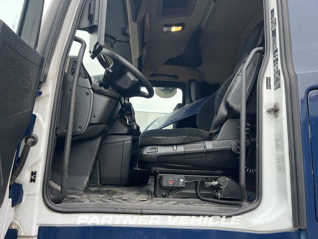 frontLeft : Mercedes Actros 1848 Tractor