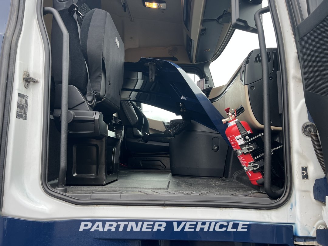 frontLeft : Mercedes Actros 1848 Tractor