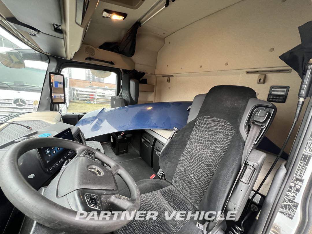 frontLeft : Mercedes Actros 1848 Tractor