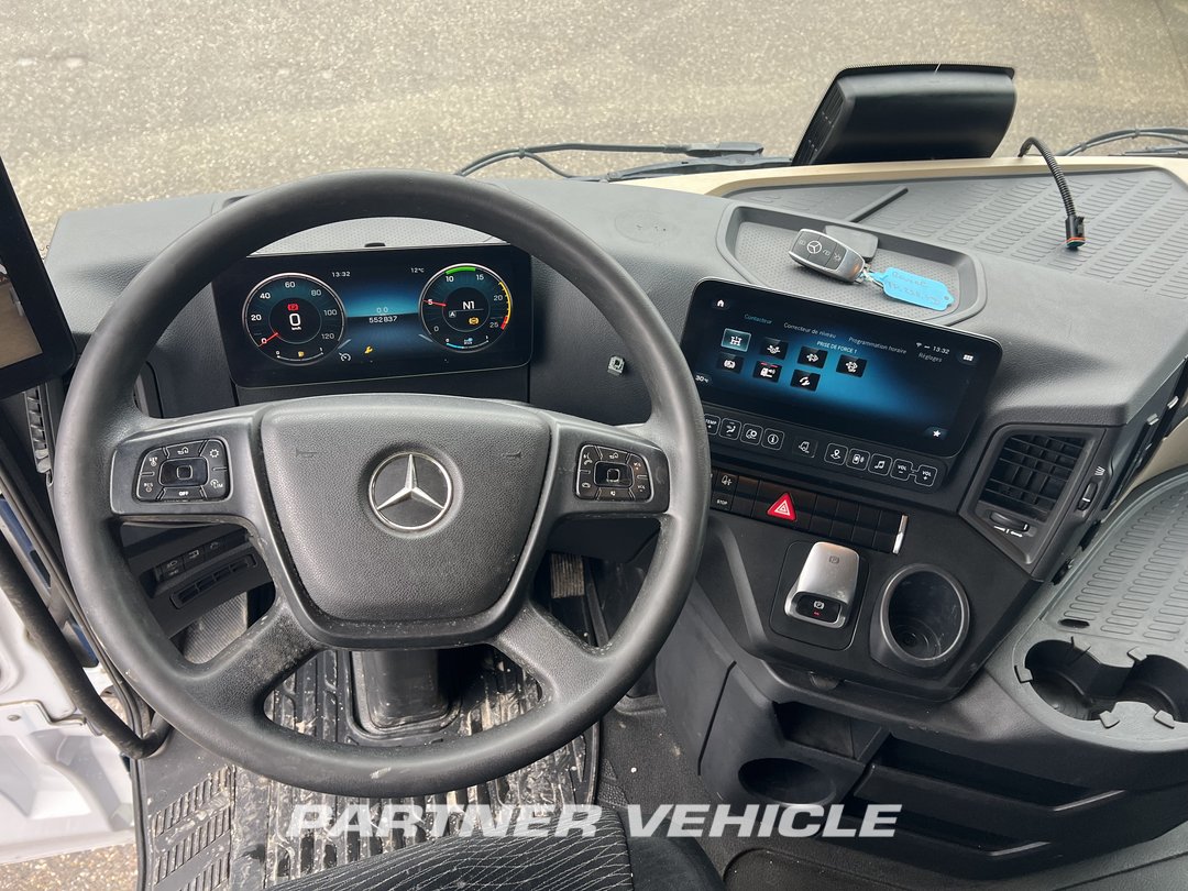 frontLeft : Mercedes Actros 1848 Tractor