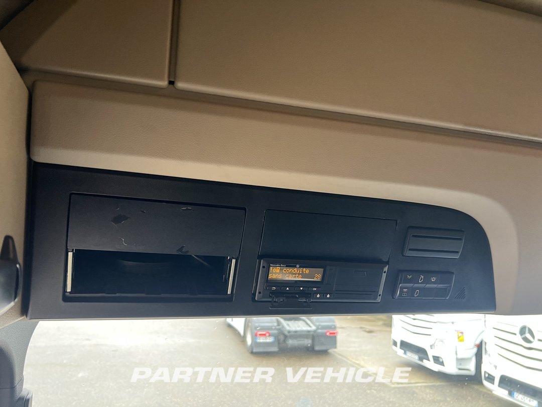 frontLeft : Mercedes Actros 1848 Tractor