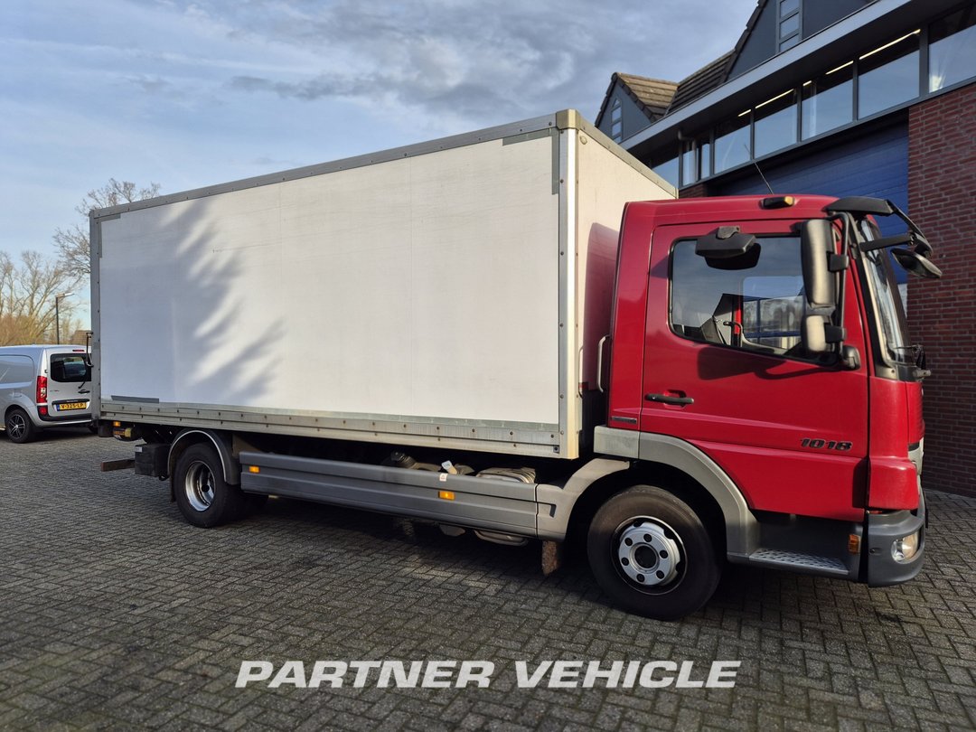 frontLeft : Mercedes Atego 1018 Carrosseries fourgons