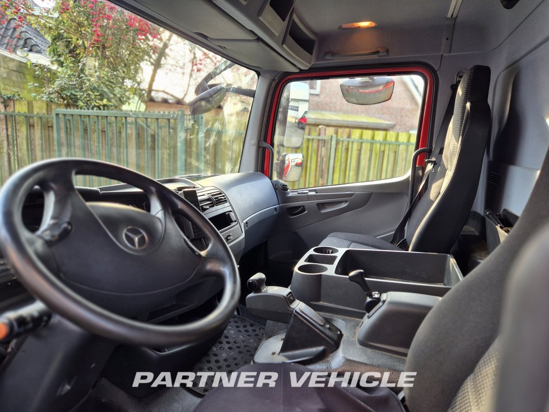frontLeft : Mercedes Atego 1018 Carrosseries fourgons