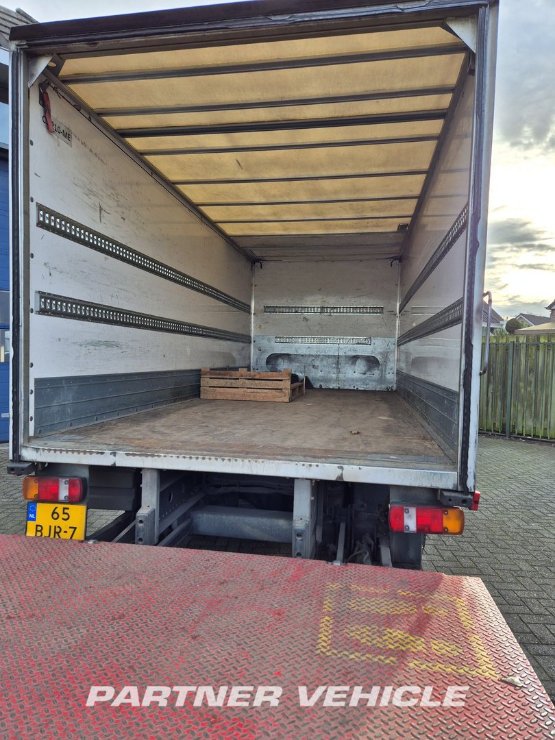 frontLeft : Mercedes Atego 1018 Carrosseries fourgons