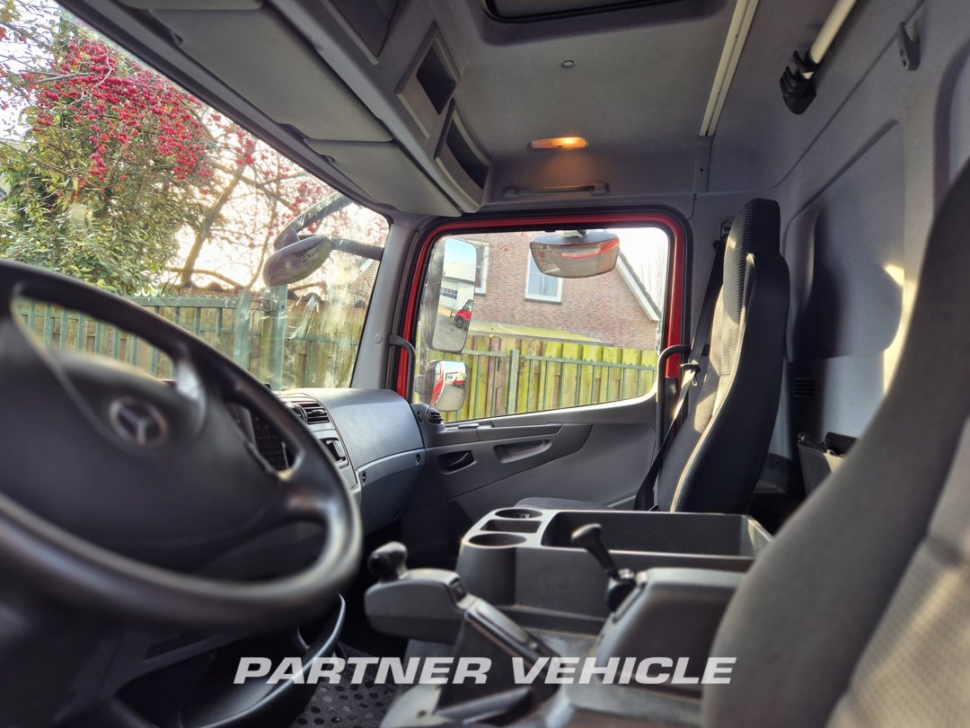 frontLeft : Mercedes Atego 1018 Carrosseries fourgons