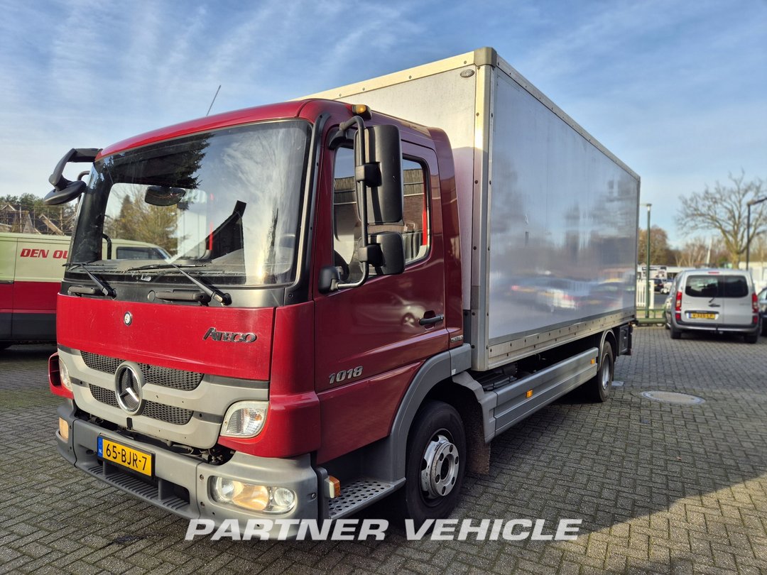 frontLeft : Mercedes Atego 1018 Carrosseries fourgons