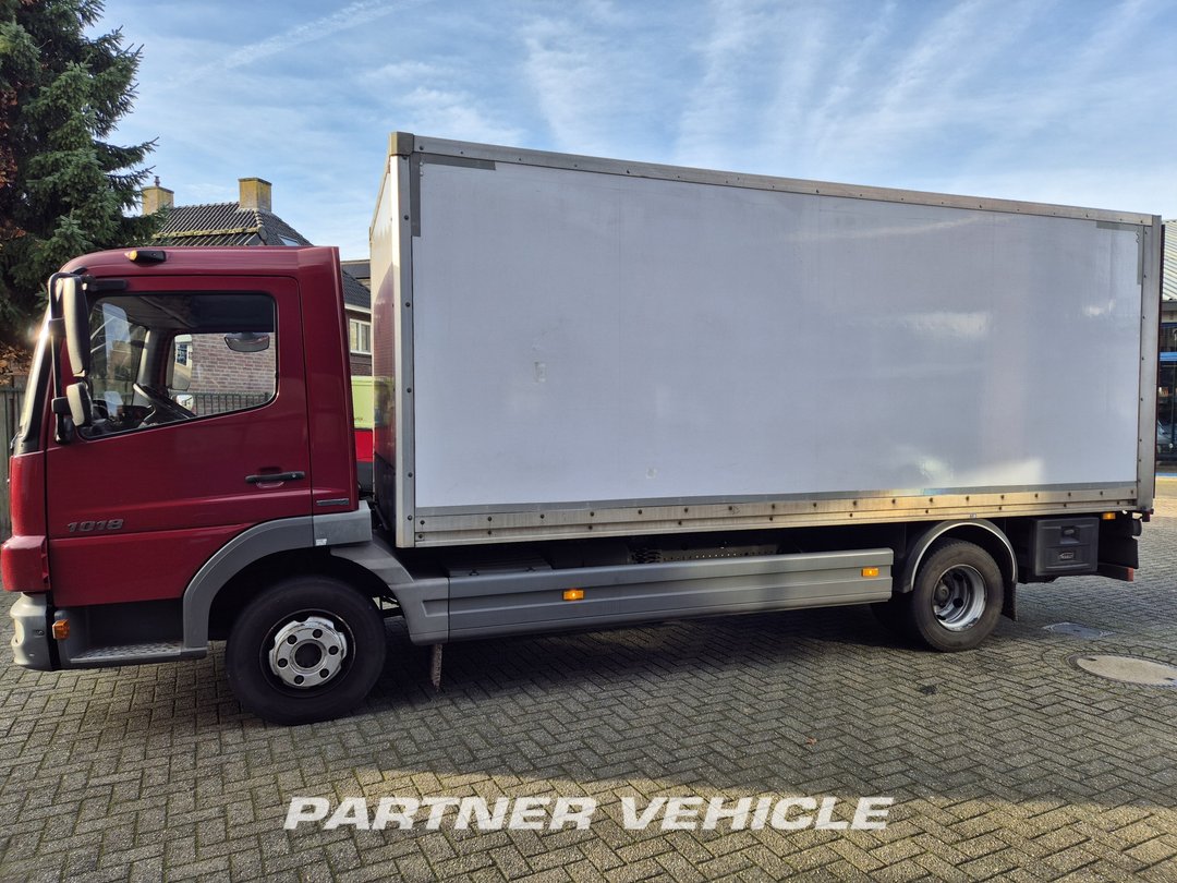 frontLeft : Mercedes Atego 1018 Carrosseries fourgons