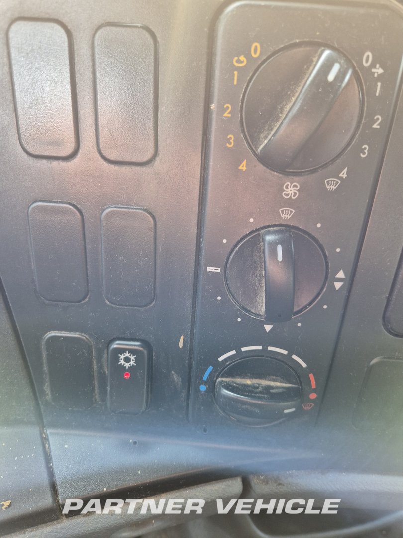 frontLeft : Mercedes Atego 1018 Carrosseries fourgons