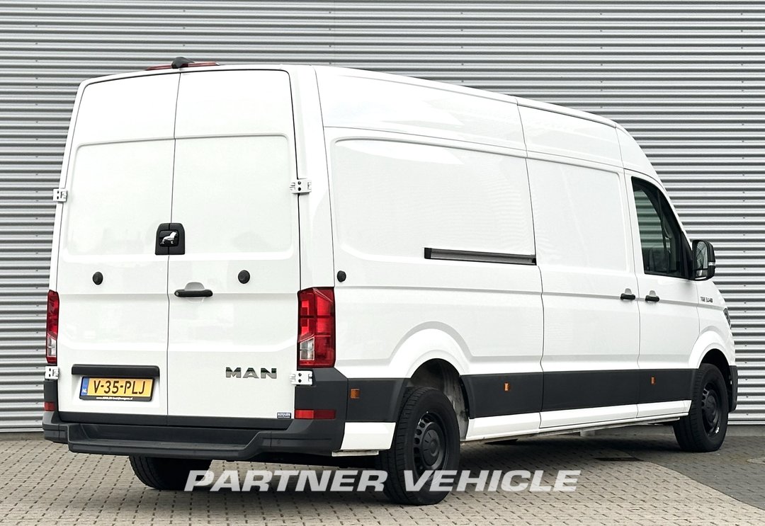 frontLeft : MAN TGE 3.140 Closed box van