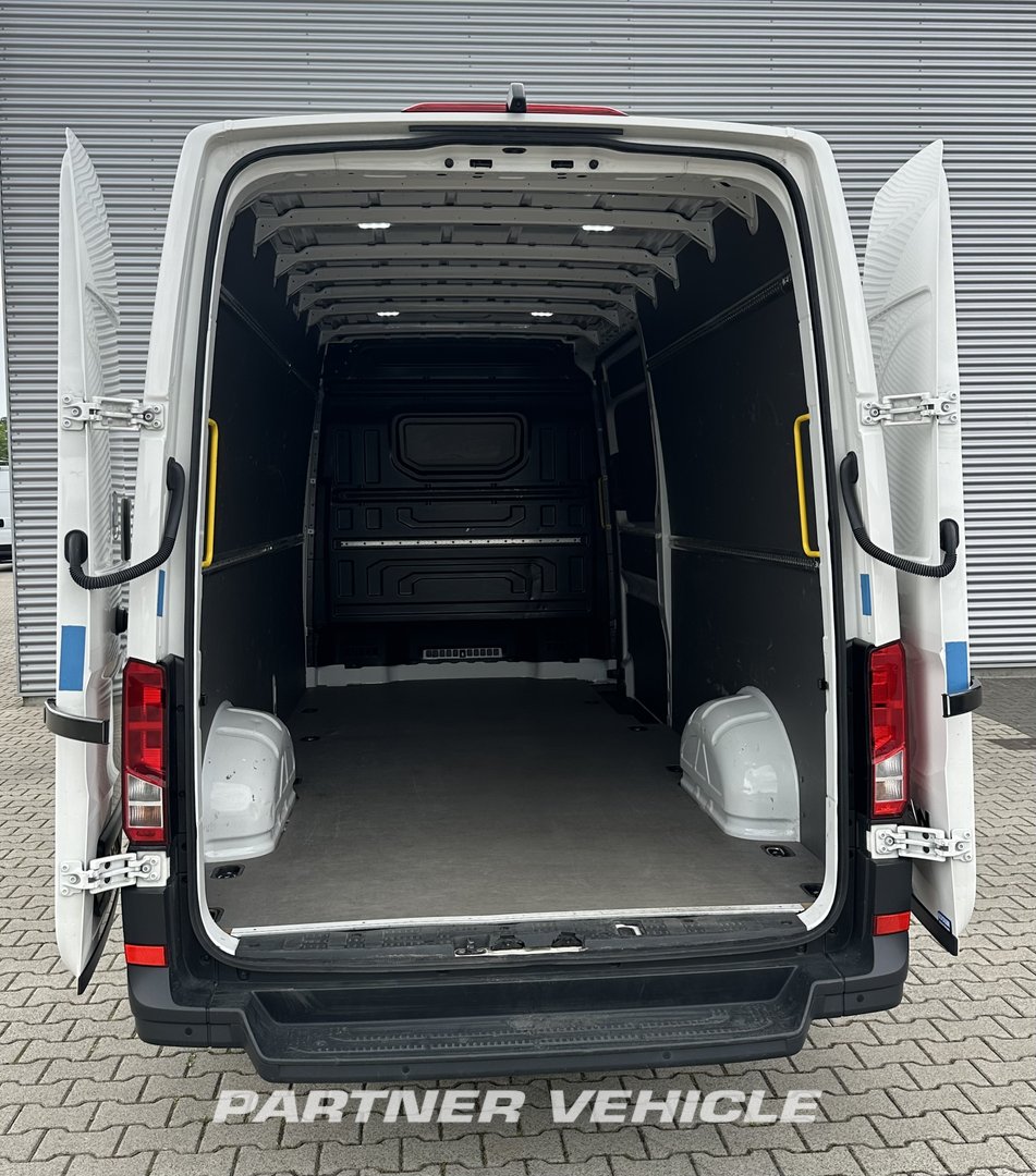 frontLeft : MAN TGE 3.140 Closed box van