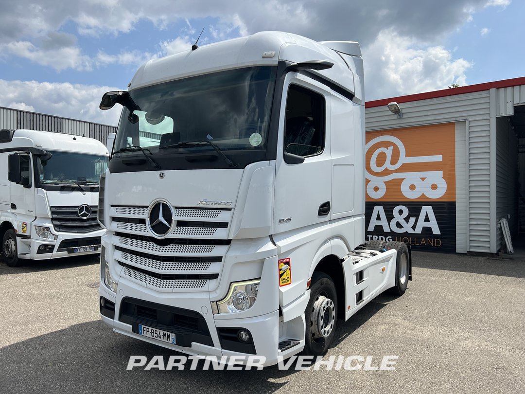 frontLeft : Mercedes Actros 1845 Cap tractor