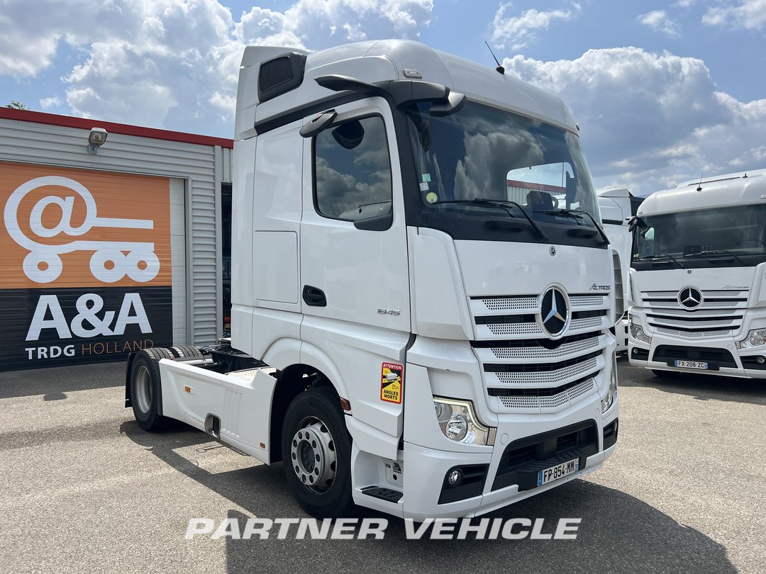 frontLeft : Mercedes Actros 1845 Cap tractor