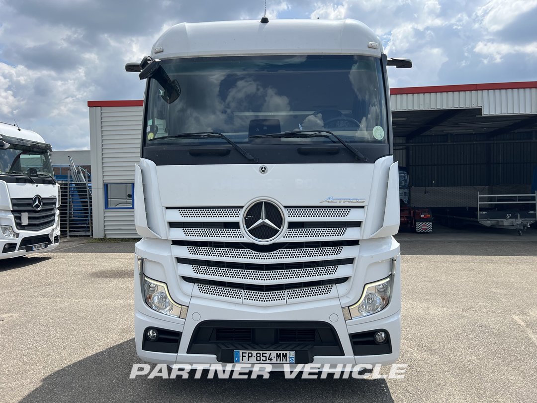 frontLeft : Mercedes Actros 1845 Cap tractor