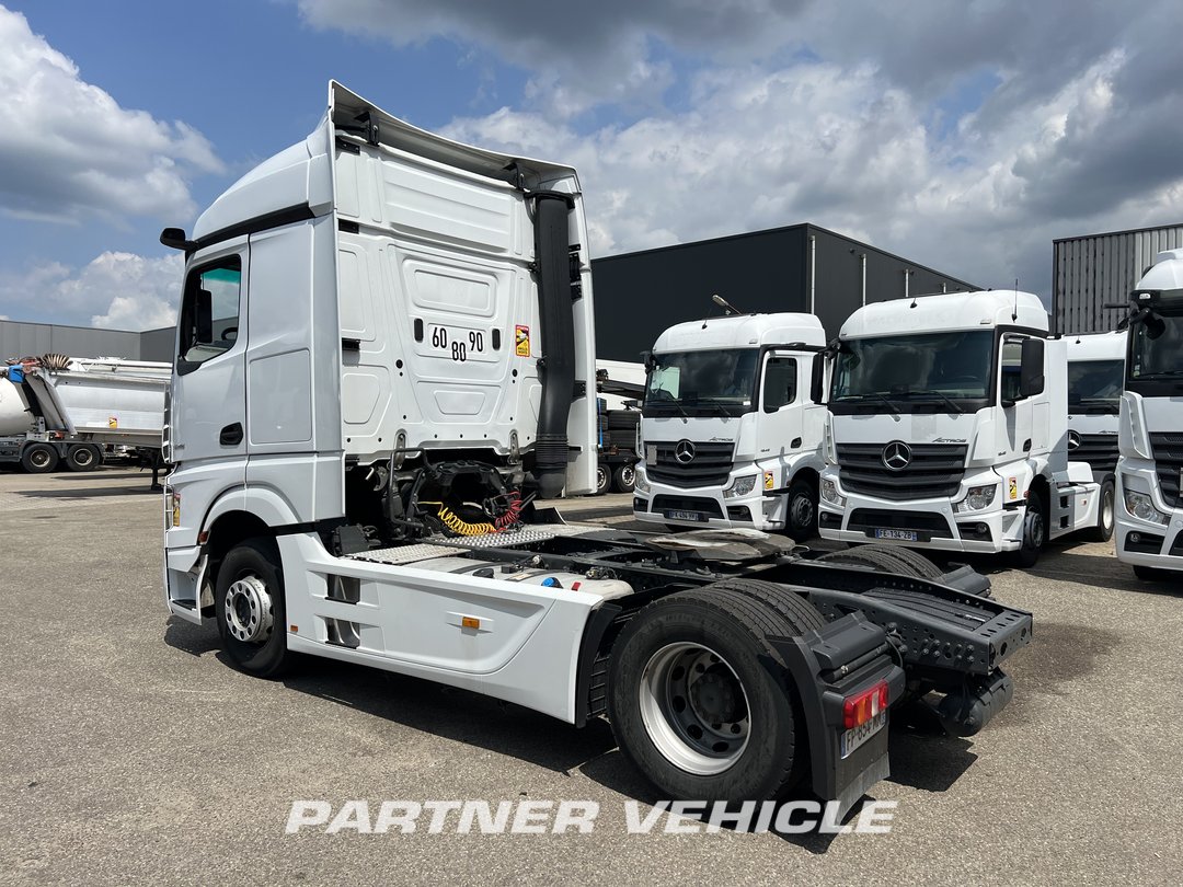 frontLeft : Mercedes Actros 1845 Cap tractor