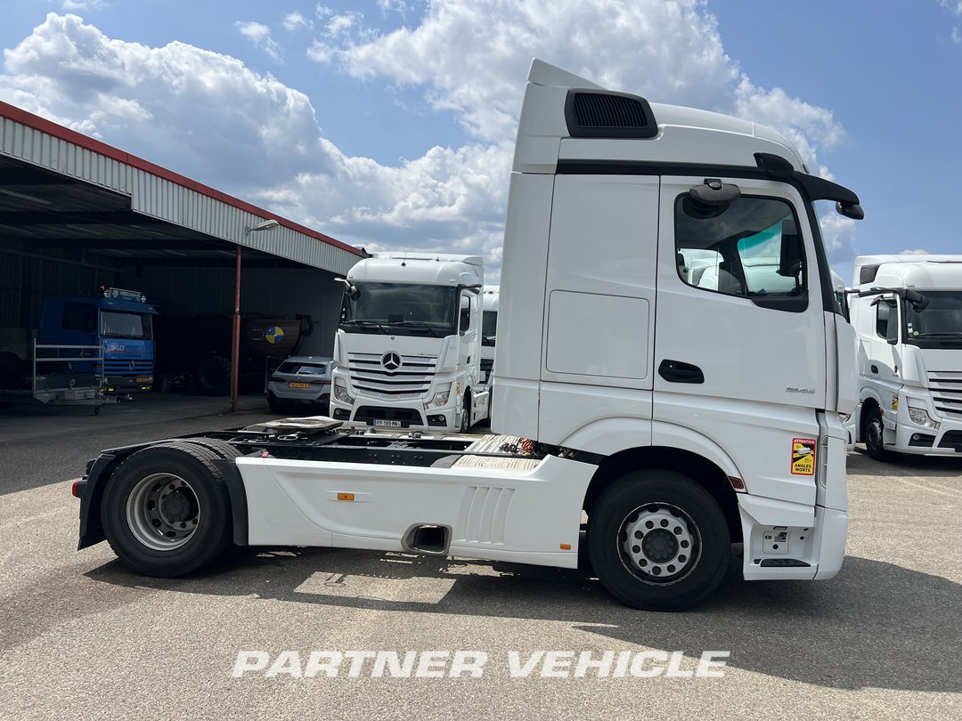 frontLeft : Mercedes Actros 1845 Cap tractor