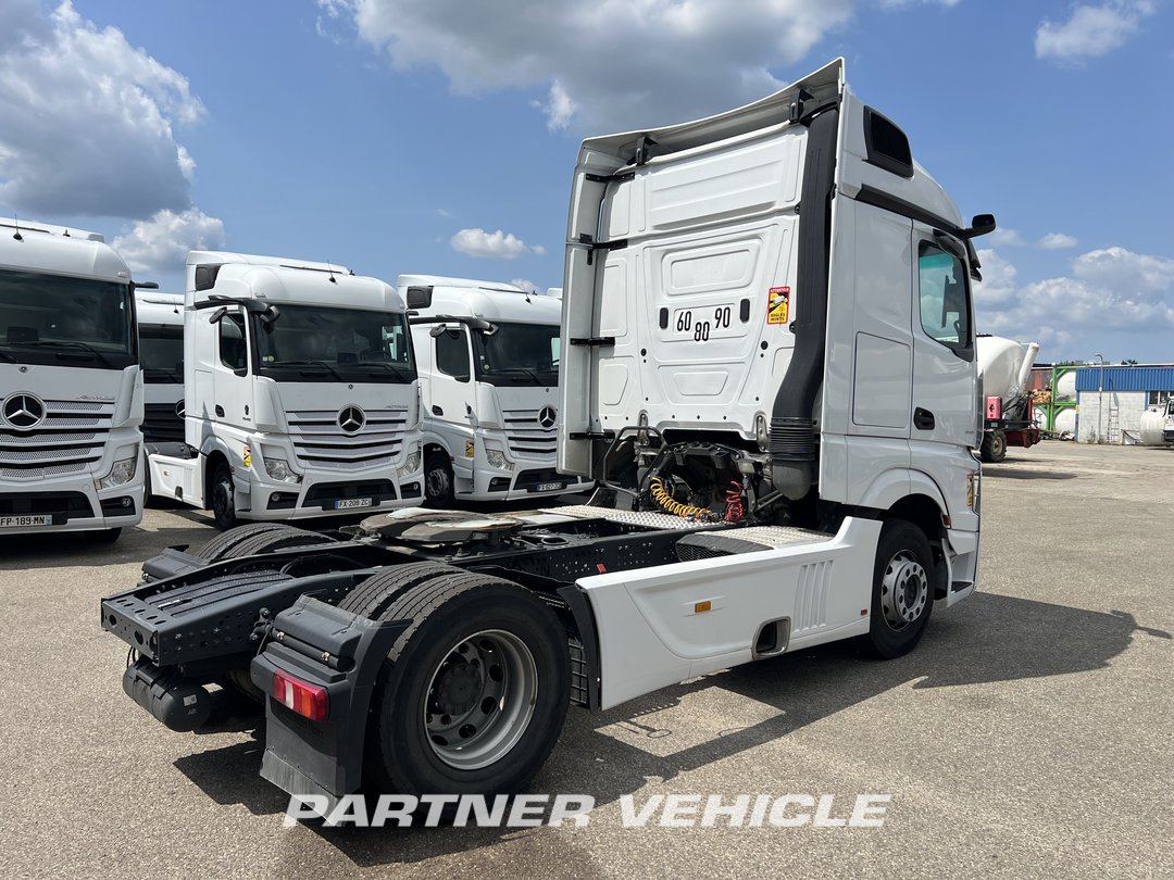 frontLeft : Mercedes Actros 1845 Cap tractor