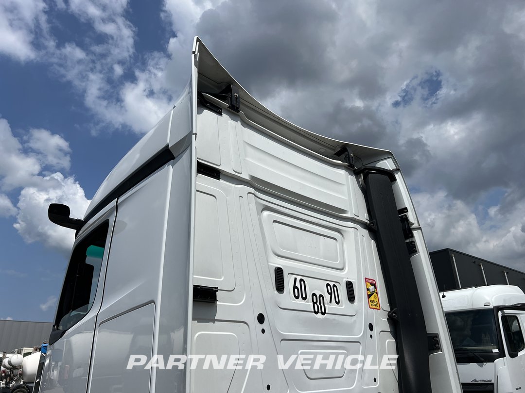 frontLeft : Mercedes Actros 1845 Cap tractor
