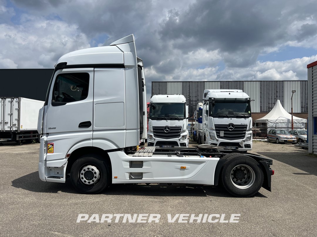 frontLeft : Mercedes Actros 1845 Cap tractor
