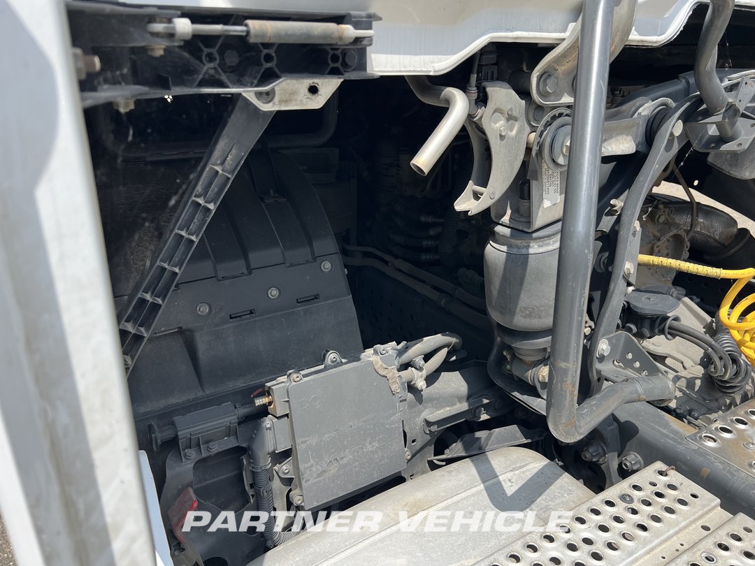 frontLeft : Mercedes Actros 1845 Cap tractor
