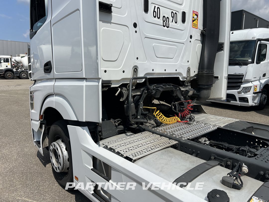 frontLeft : Mercedes Actros 1845 Cap tractor