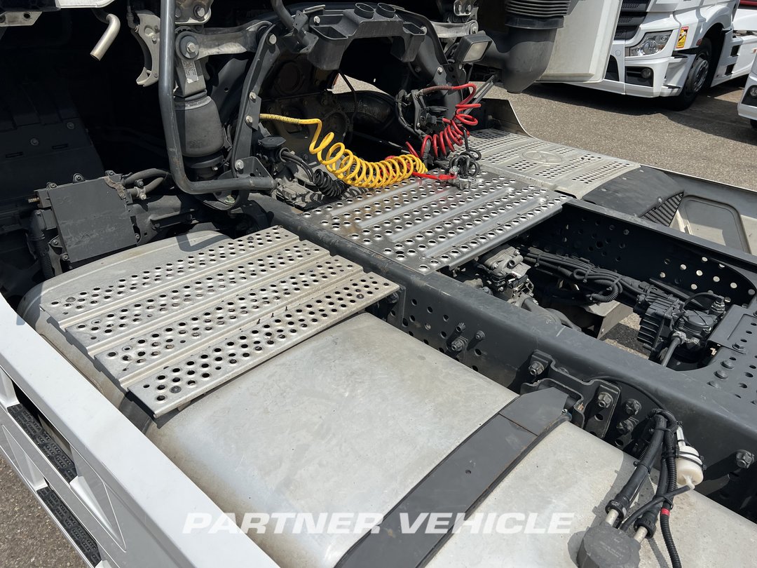 frontLeft : Mercedes Actros 1845 Cap tractor