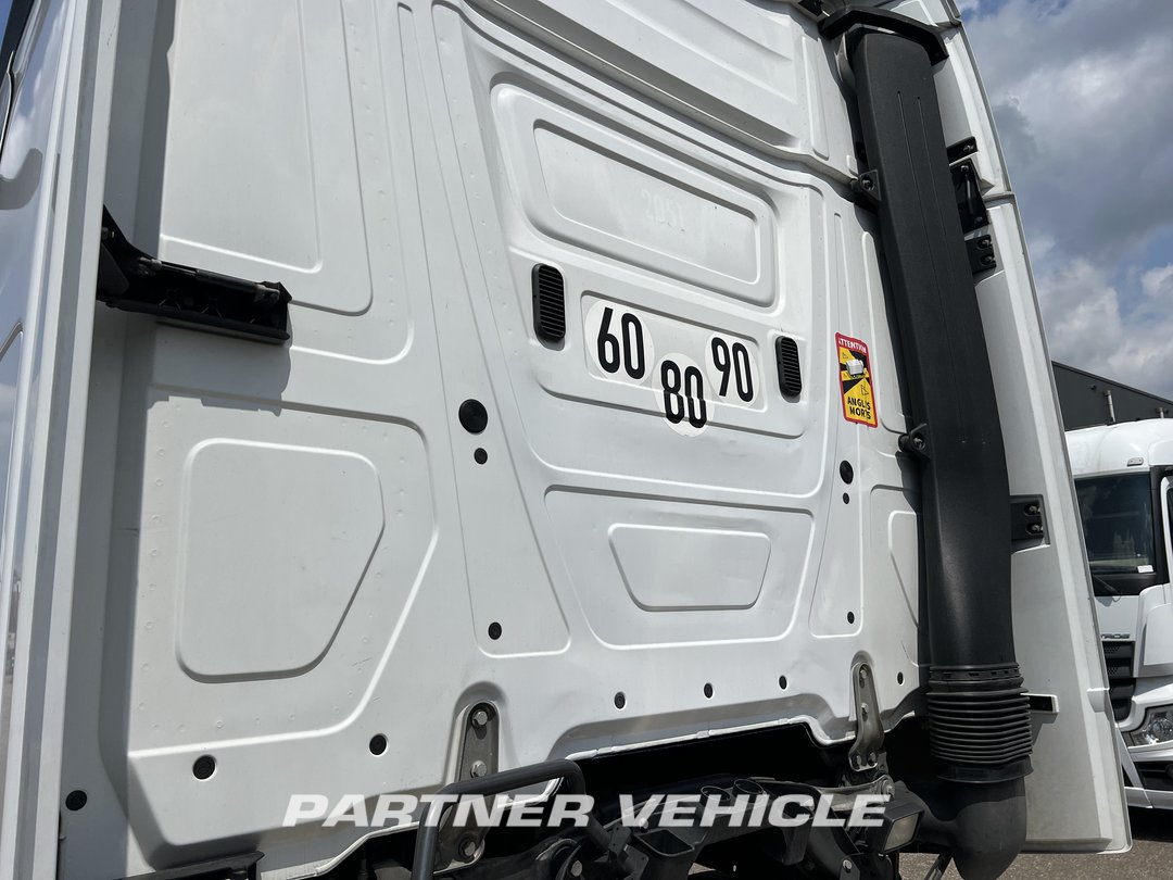 frontLeft : Mercedes Actros 1845 Cap tractor