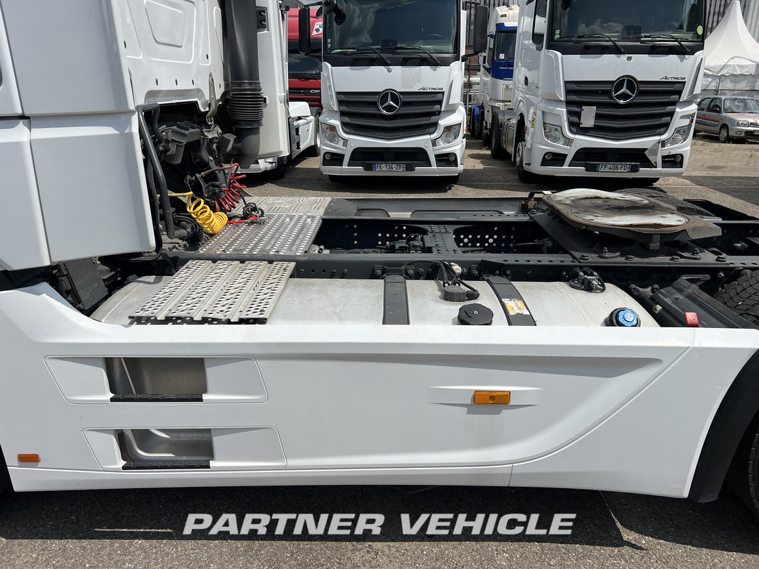 frontLeft : Mercedes Actros 1845 Cap tractor