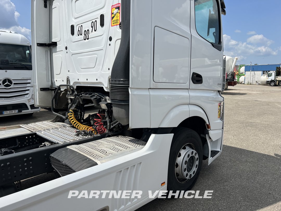 frontLeft : Mercedes Actros 1845 Cap tractor