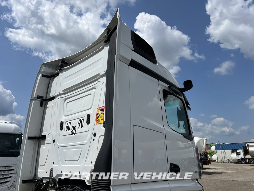 frontLeft : Mercedes Actros 1845 Cap tractor