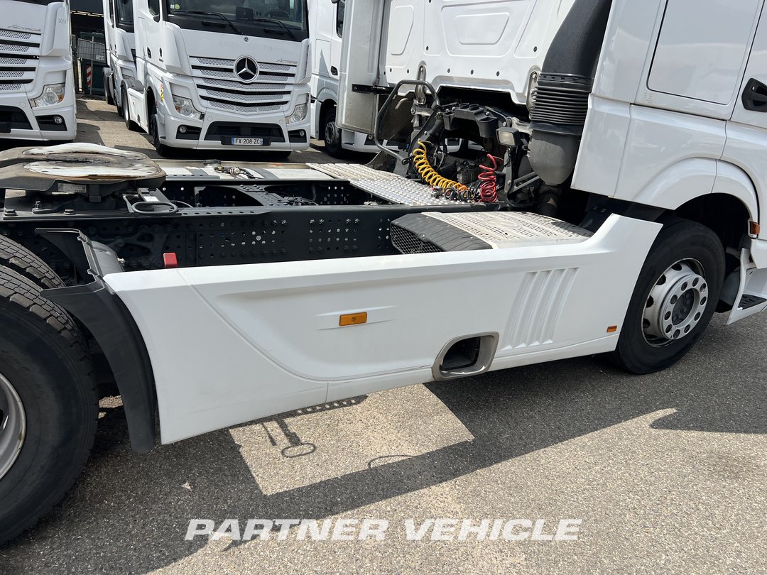 frontLeft : Mercedes Actros 1845 Cap tractor
